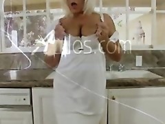 Tan blond housewife with large marangos mastubates in the kitchen sink